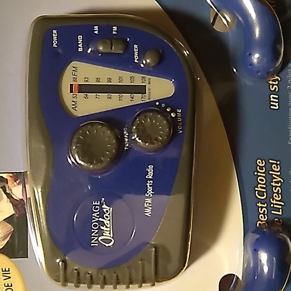 AM /FM SPORTS RADIO With ADJUSTABLE ARMBAND & STEREO EARPHONES 🎧 - Picture 3 of 4